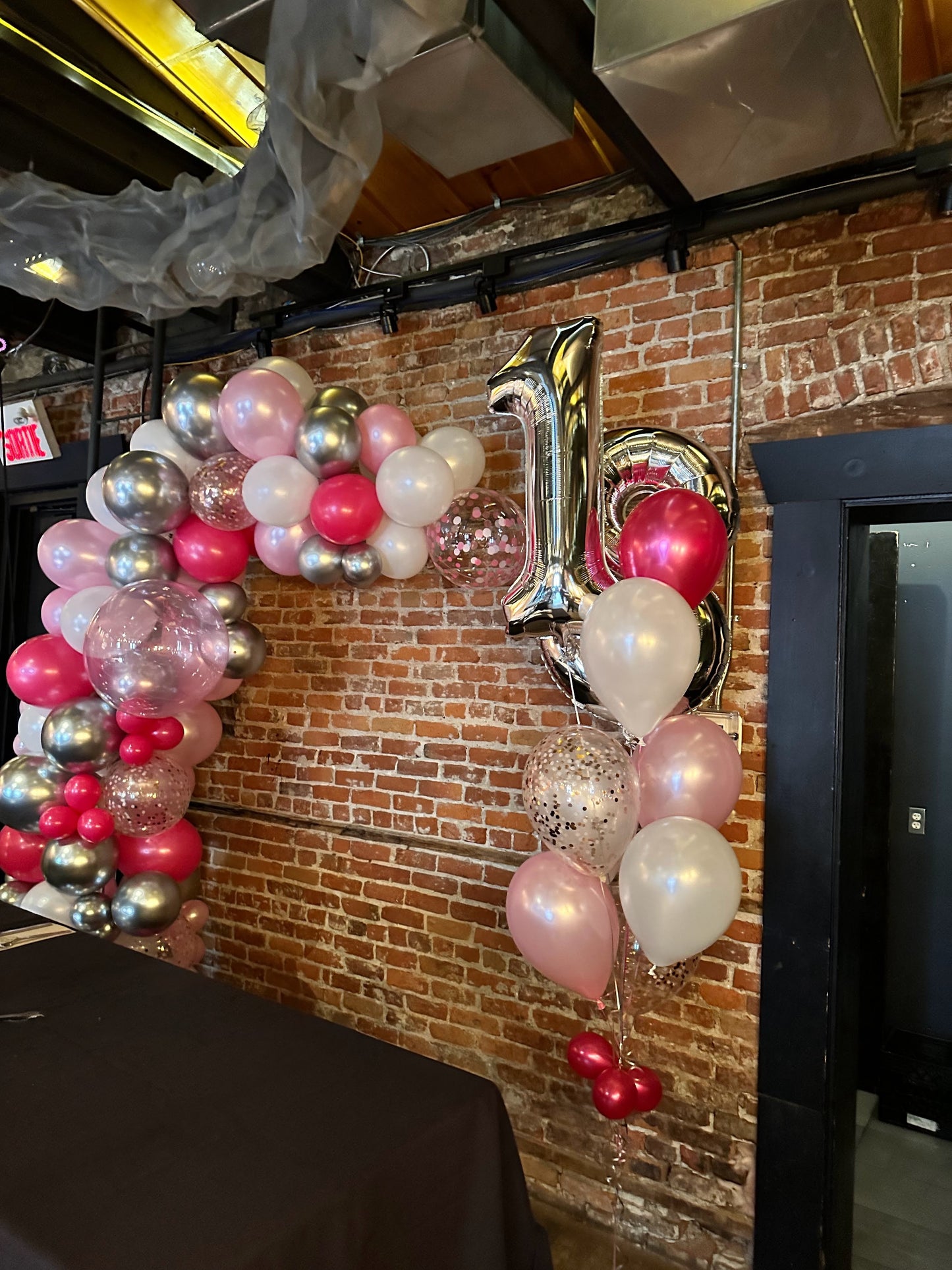 DÉCORATION D'ANNIVERSAIRE AVEC ÂGE, ARCHE DE BALLONS ET BOUQUET HÉLIUM -ENSEMBLE CLÉ EN MAIN