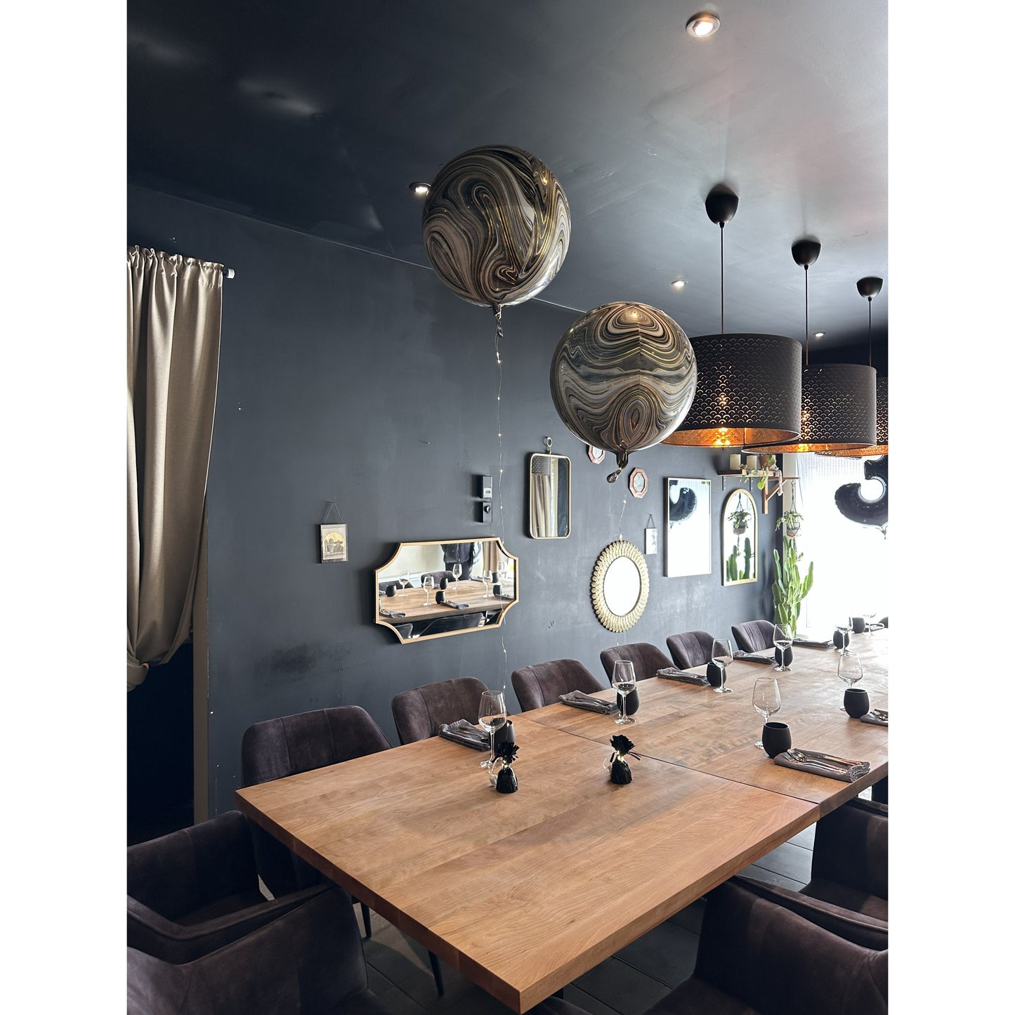 BOUQUETS DE BALLONS LUMINEUX AVEC ÂGE ET DÉCOR DE TABLE – CLÉ EN MAIN