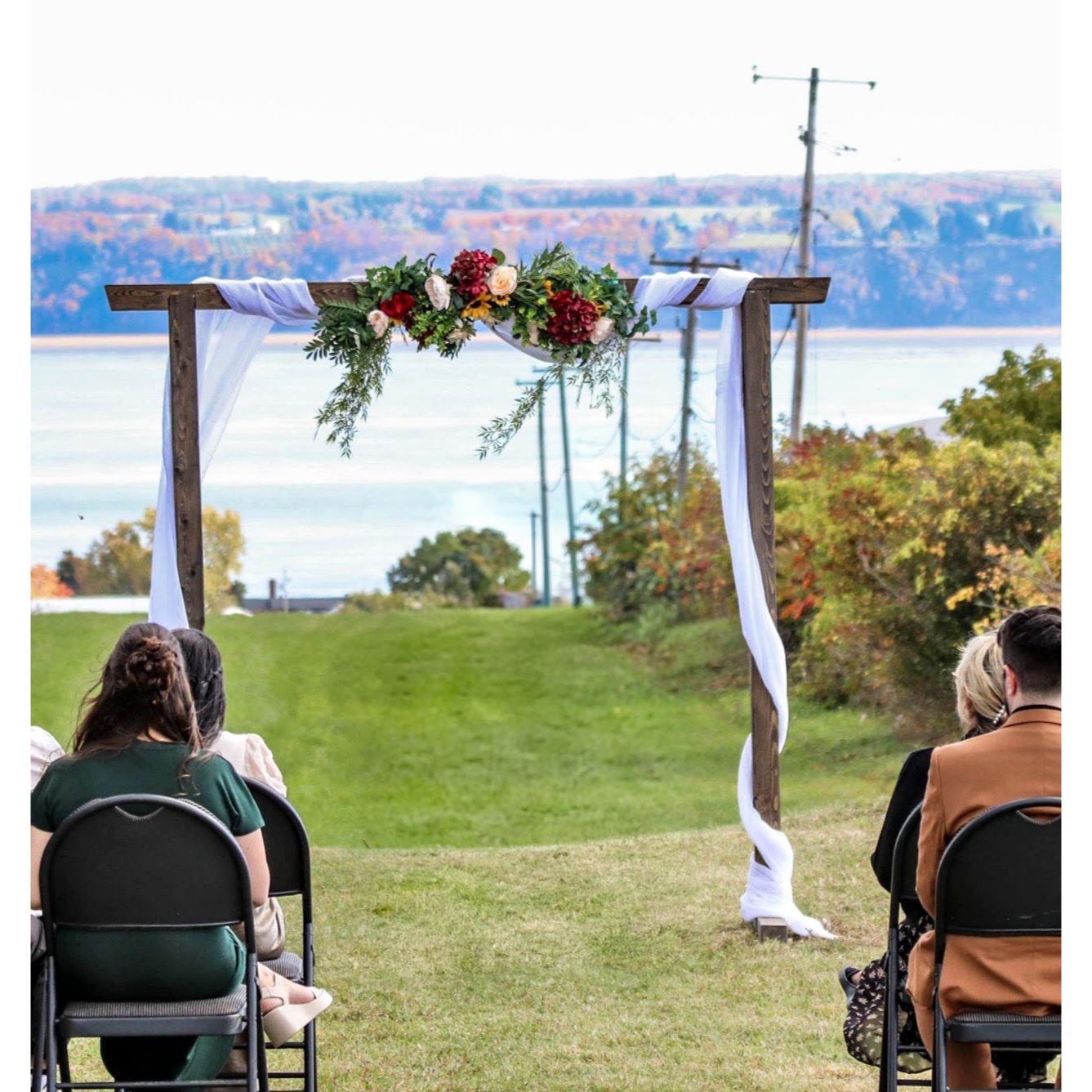 ARCHE EN BOIS POUR MARIAGE ET ÉVÉNEMENT – LOCATION