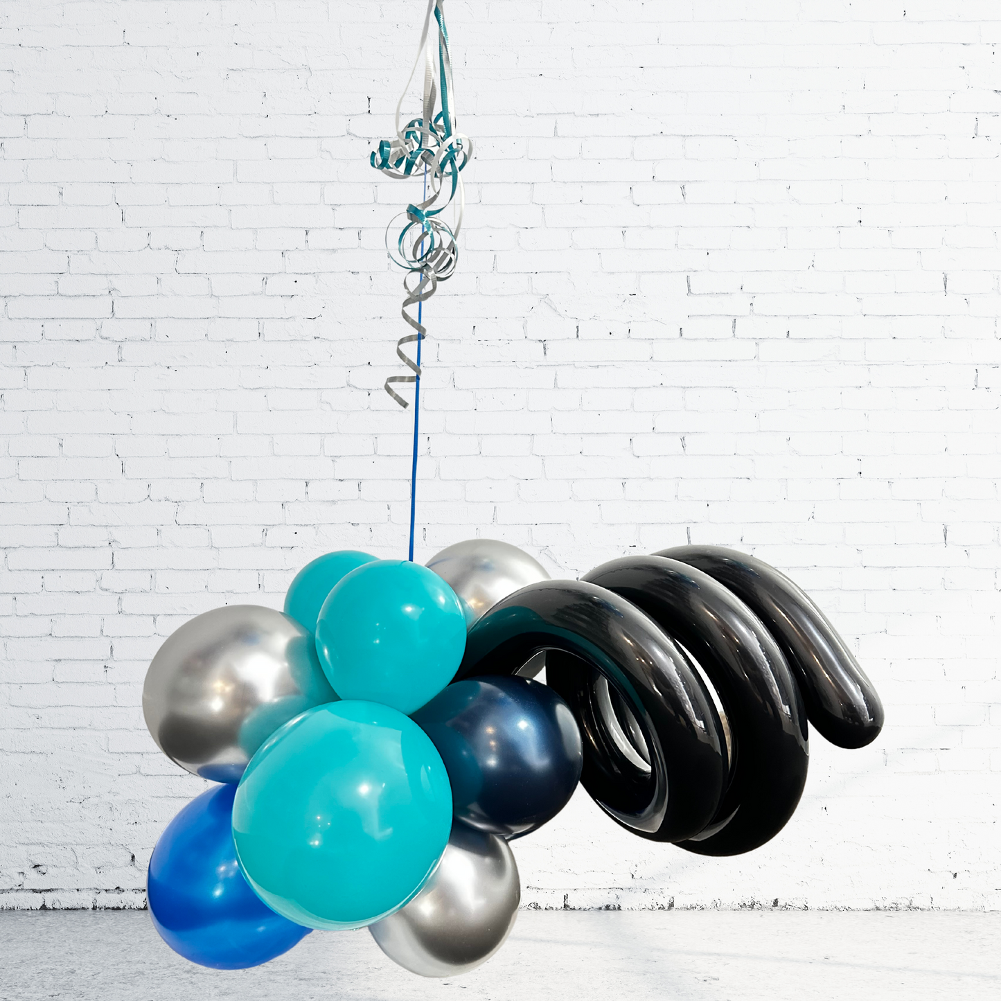 BOUQUET - BALLONS ÂGE 34 PO.NOIR, BLEU ET ARGENT SUR BASE EN BALLONS