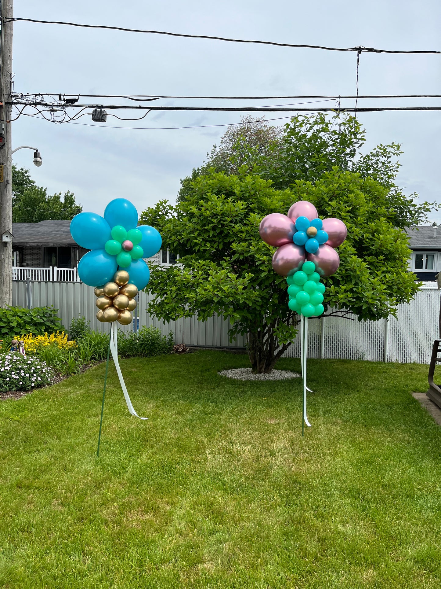 DÉCORATION EXTÉRIEURE AVEC ARCHE DE BALLONS ET FLEURS – CLÉ EN MAIN