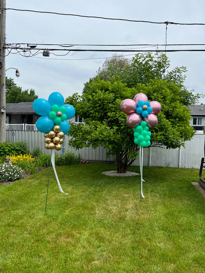 DÉCORATION EXTÉRIEURE AVEC ARCHE DE BALLONS ET FLEURS – CLÉ EN MAIN