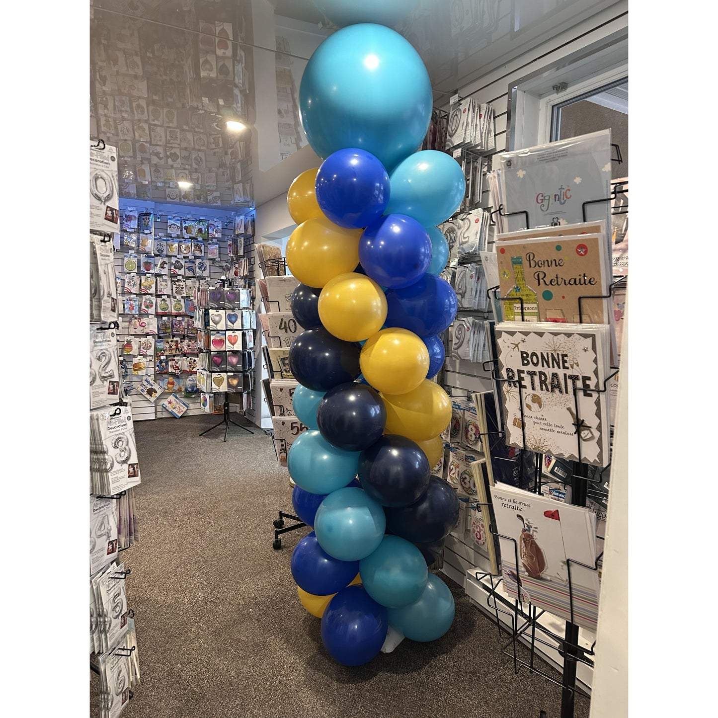 COLONNE TORSADÉE SURMONTÉE D'UN GROS BALLON