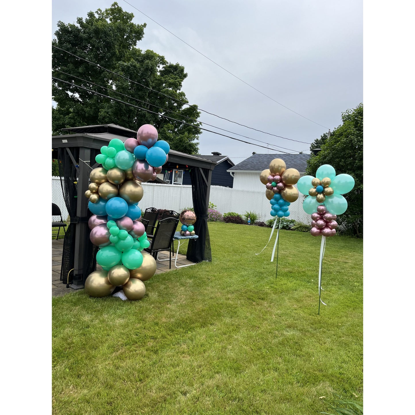 DÉCORATION EXTÉRIEURE AVEC ARCHE DE BALLONS ET FLEURS – CLÉ EN MAIN
