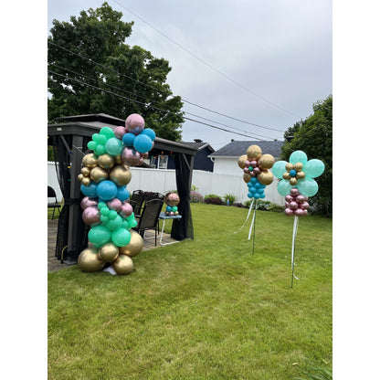 DÉCORATION EXTÉRIEURE AVEC ARCHE DE BALLONS ET FLEURS – CLÉ EN MAIN