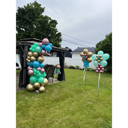DÉCORATION EXTÉRIEURE AVEC ARCHE DE BALLONS ET FLEURS – CLÉ EN MAIN