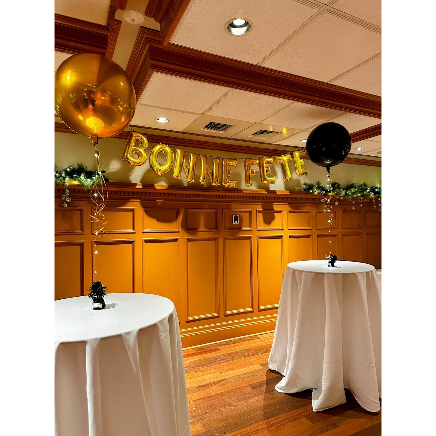 BANDEROLE «BONNE FÊTE» EN BALLONS AVEC BOUQUETS ET ÂGE - CLÉ EN MAIN
